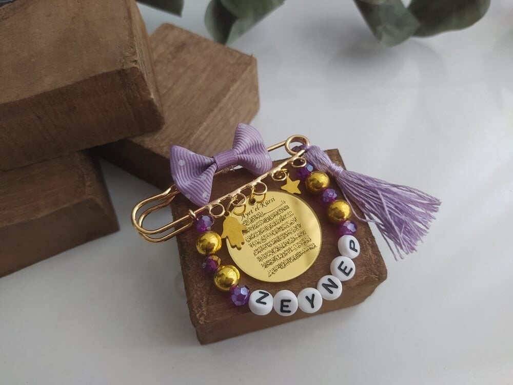 Ayetel Kürsi Yazılı İsimli Süslemeli Kız Bebek Nazarlık Yaka İğnesi Lila