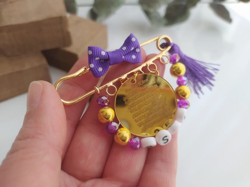 Ayetel Kürsi Yazılı İsimli Süslemeli Kız Bebek Nazarlık Yaka İğnesi Mor