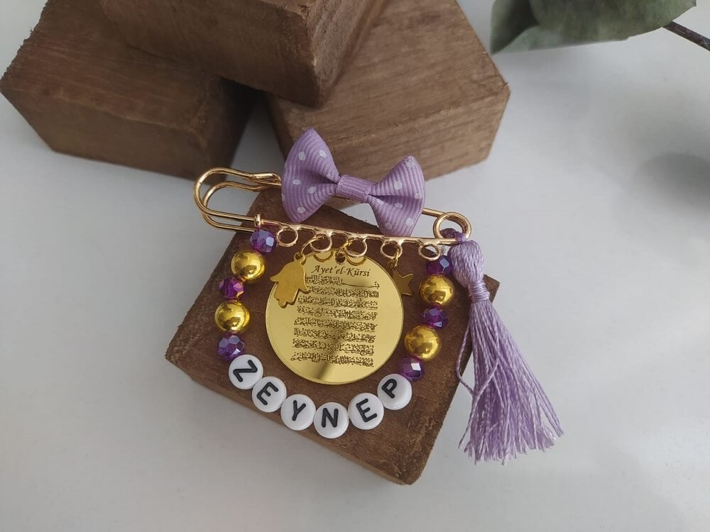 Ayetel Kürsi Yazılı İsimli Süslemeli Kız Bebek Nazarlık Yaka İğnesi Lila