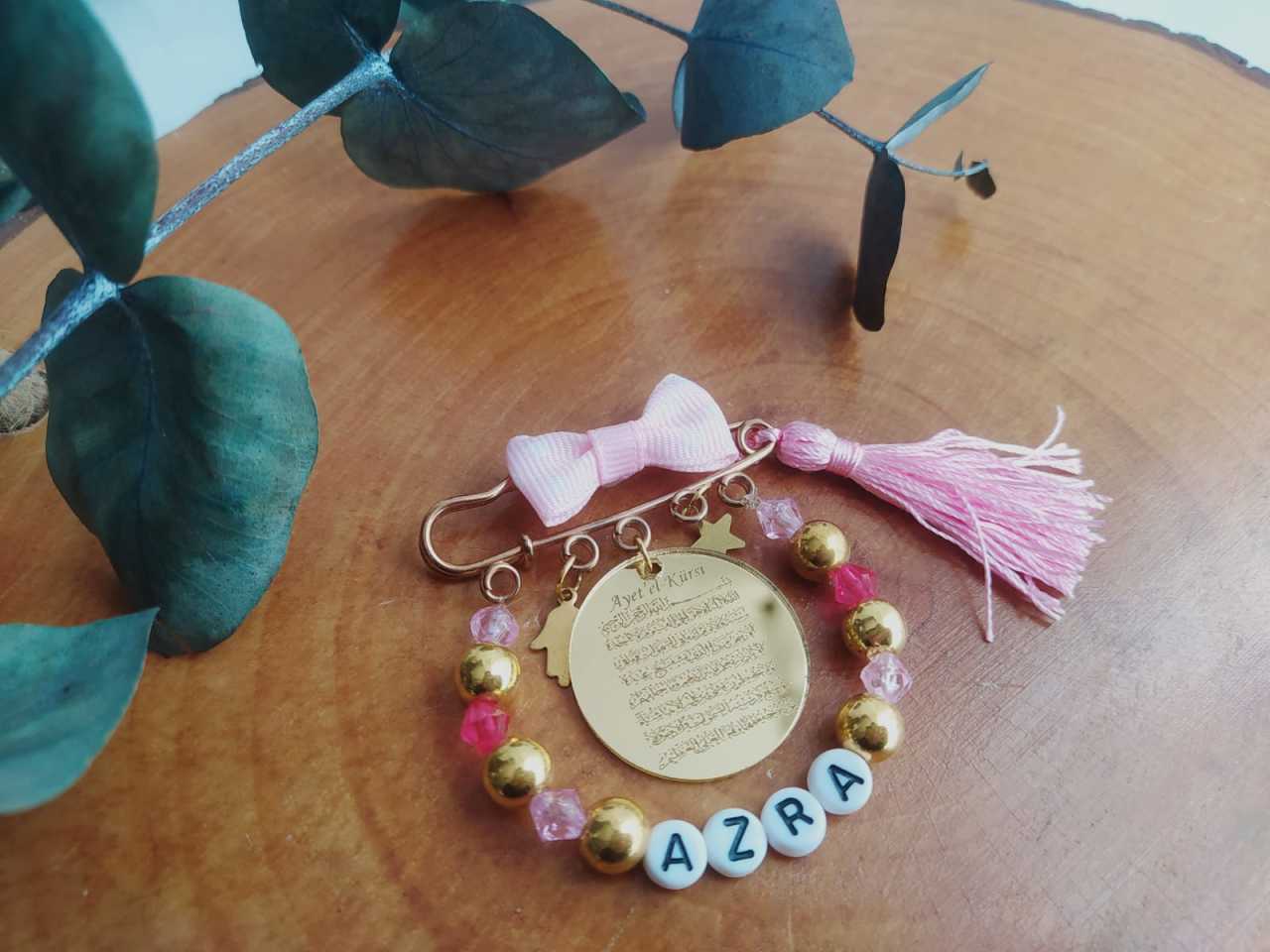 Ayetel Kürsi Yazılı İsimli Süslemeli Kız Bebek Nazarlık Yaka İğnesi Pembe