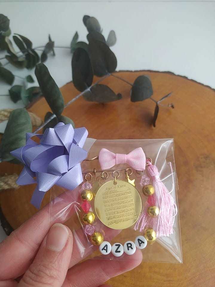 Ayetel Kürsi Yazılı İsimli Süslemeli Kız Bebek Nazarlık Yaka İğnesi Pembe