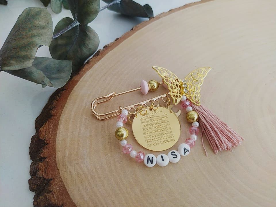 Ayetel Kürsi Dualı İsimli Süslemeli Bebek Nazarlık Yaka İğnesi, Bebek Maşallah İğnesi, Bebek Hediye