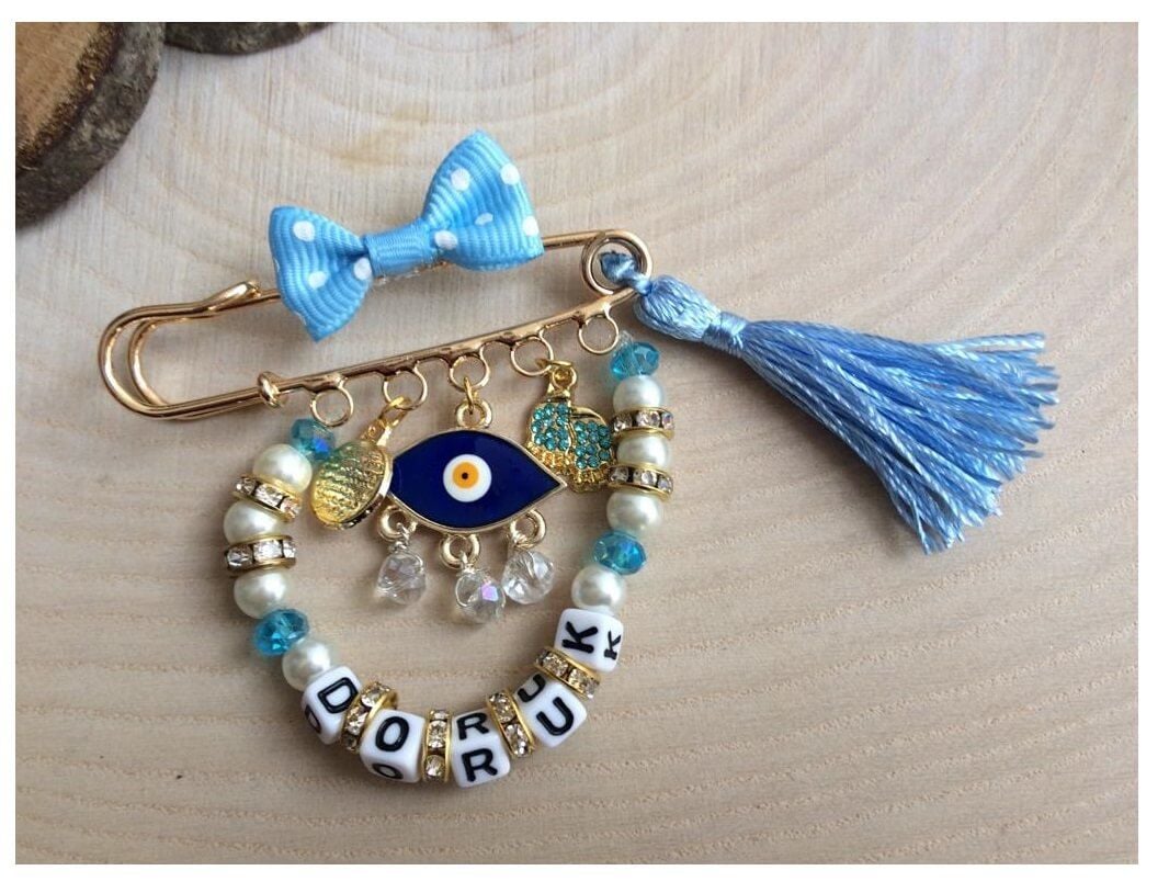 Dua Yazılı İsimli Nazar Boncuk ve Bebek Ayak Süslemeli Bebek Nazarlık Yaka İğnesi Mavi