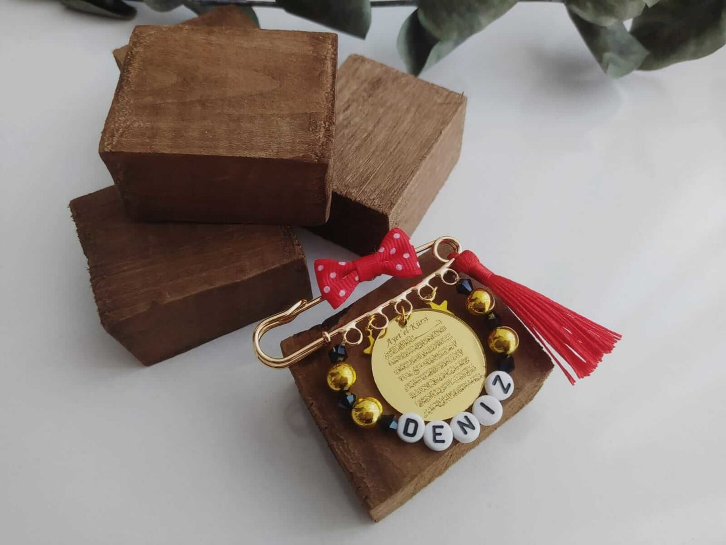 Ayetel Kürsi Yazılı İsimli Süslemeli Bebek Nazarlık Yaka İğnesi Kırmızı