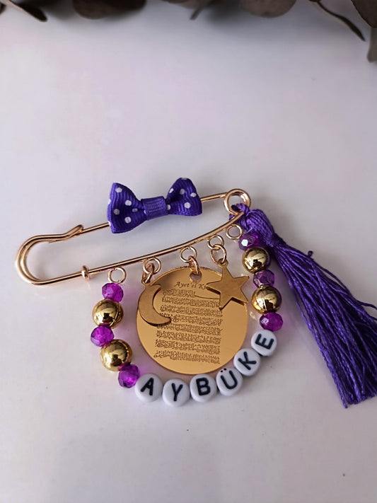 Mor tonlu bebek yaka iğnesi, kişiye özel isimli ve boncuk detaylı – Hepiden
