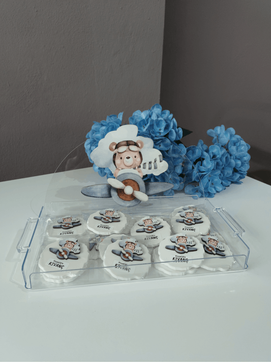 İsme özel epoksi bebek magneti, ahşap ayıcık figürlü, mıknatıslı ve el emeği zarif hediyelik. Kapı süsü ve Sunum tepsisi ile birlikte parti masası dekoru seti – Hepiden