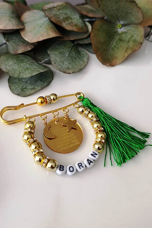 Yeşil bebek yaka iğnesi, isimli ve nazarlık detaylı el emeği hediyelik – Hepiden