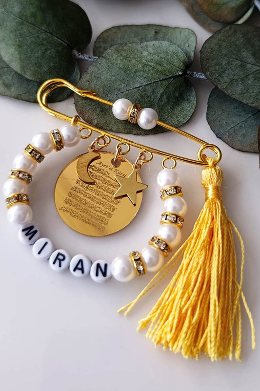 Altın renkli bebek yaka iğnesi, dualı ve ay yıldız süslemeli lüks hediyelik – Hepiden