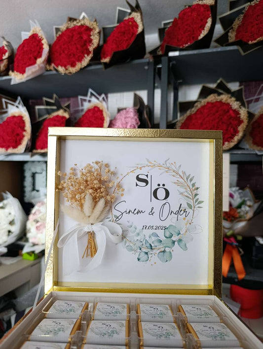 Kişiye özel 32’li sütlü madlen çikolata kutusu, çift isimli ve tarih baskılı, çiçek süslemeli söz ve nişan hediyelik modeli.