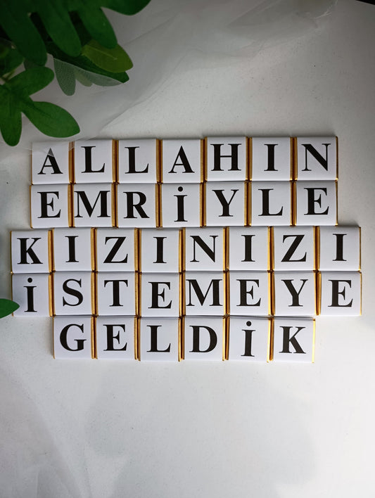 36’lı sütlü madlen çikolata, “Allah’ın Emriyle Kızınızı İstemeye Geldik” yazılı tasarımıyla söz ve kız isteme merasimleri için hazırlanmış zarif hediyelik.