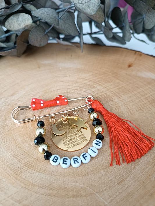 Kırmızı bebek nazarlık yaka iğnesi, isim boncuklu ve ay yıldız detaylı – Hepiden