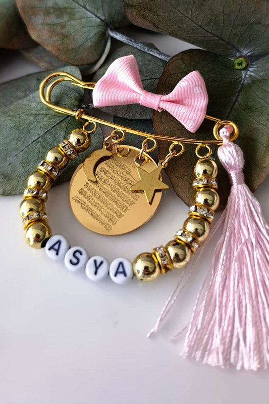 Pembe kız bebek yaka iğnesi, kişiye özel isimli ve boncuk süslemeli – Hepiden