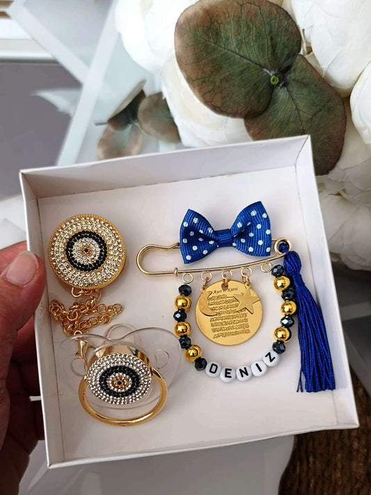 Mavi bebek emzik zinciri ve yaka iğnesi seti, boncuk süslemeli ve isimli hediyelik tasarım. Şık, zarif ve bebeklere özel el emeği ürün – Hepiden