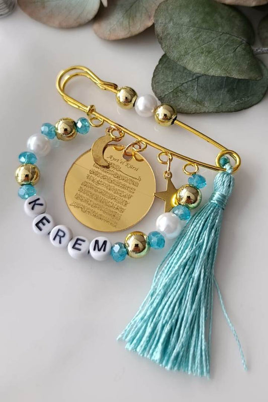 Mavi erkek bebek yaka iğnesi, kişiye özel isimli ve boncuk süslemeli – Hepiden