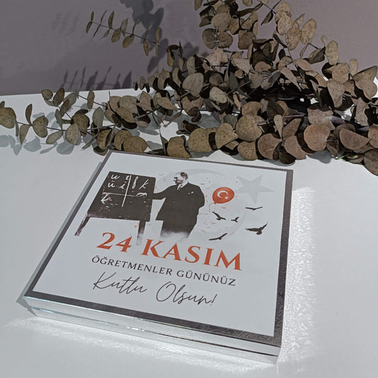 Atatürk’ün kara tahtaya yazı yazarkenki görseliyle tasarlanmış 32’li sütlü madlen çikolata kutusu, Öğretmenler Günü için özel hediye.