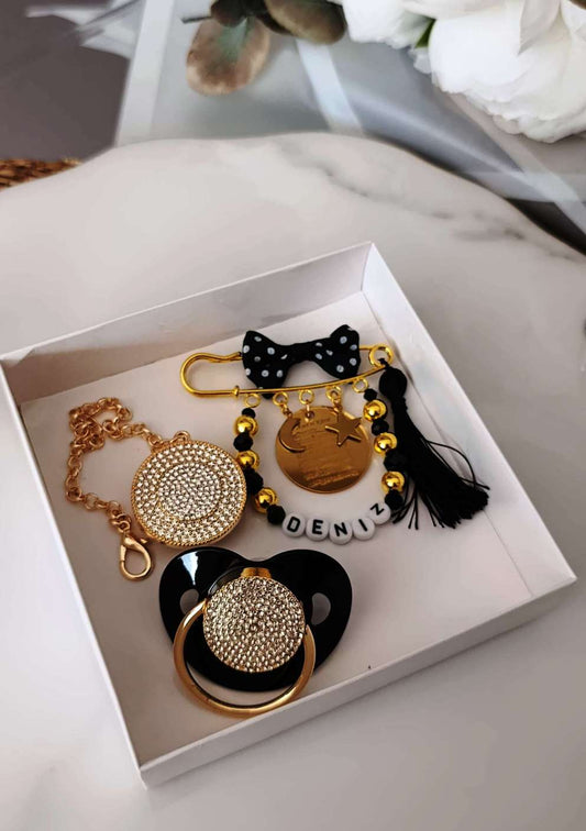 Siyah bebek emzik askısı ve nazarlık iğnesi seti, modern detaylı, özel tasarım hediyelik. Dayanıklı, zarif ve anlamlı bebek aksesuarı – Hepiden