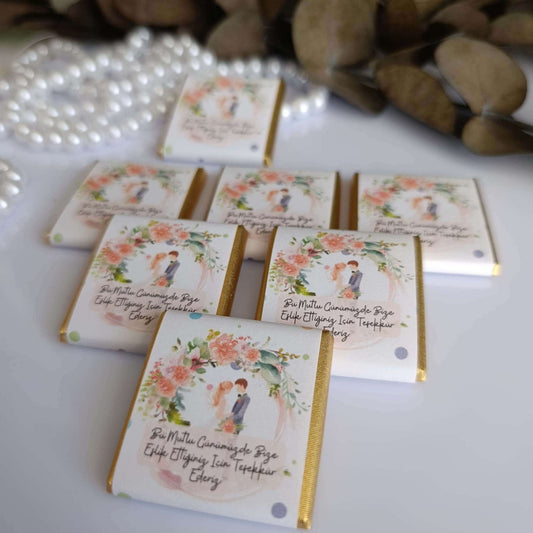 Sütlü madlen çikolatalar, romantik temalı sargılarıyla gelin damat ve kalp konseptlerinde şık bir hediye.