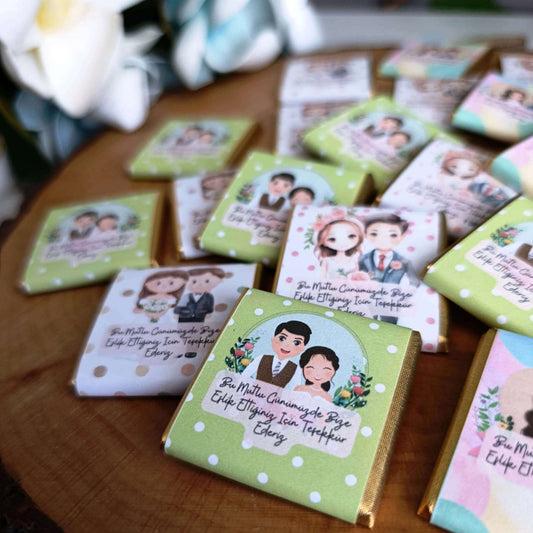 Gelin damat temalı madlen çikolatalar, söz, nikah ve nişan törenleri için hediyelikler, görsel olarak zarif bir seçimdir.