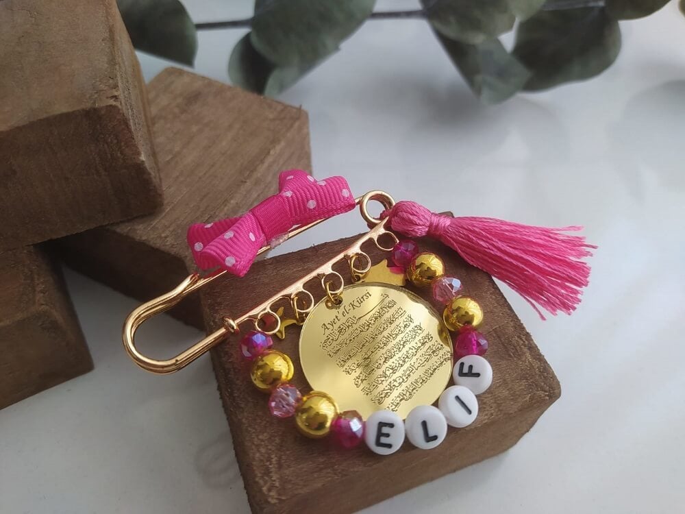 Ayetel Kürsi Yazılı İsimli Süslemeli Kız Bebek Nazarlık Yaka İğnesi Fusya