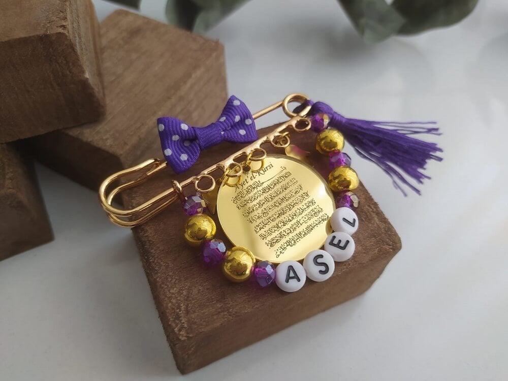 Ayetel Kürsi Yazılı İsimli Süslemeli Kız Bebek Nazarlık Yaka İğnesi Mor