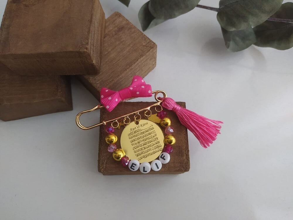 Ayetel Kürsi Yazılı İsimli Süslemeli Kız Bebek Nazarlık Yaka İğnesi Fusya