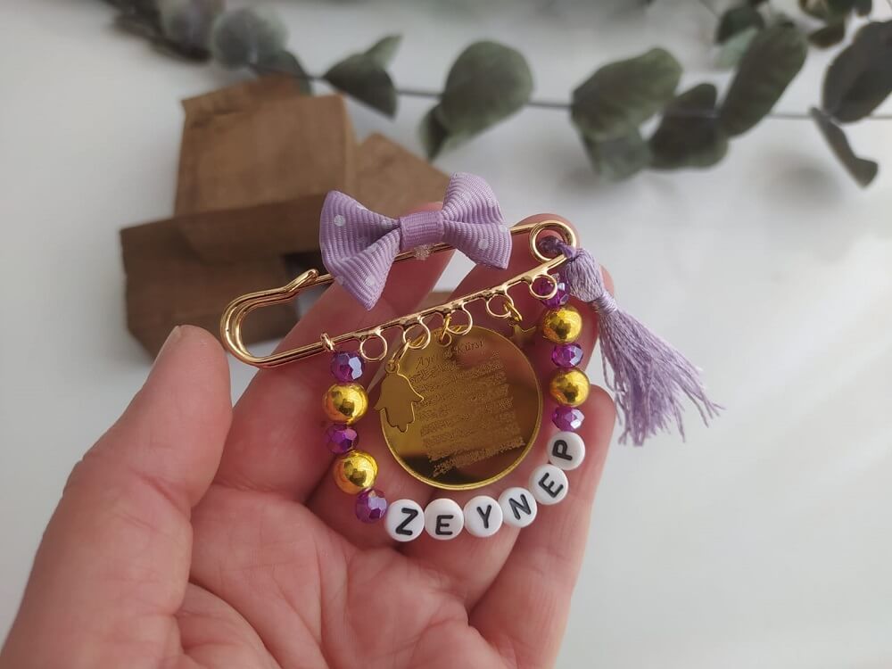 Ayetel Kürsi Yazılı İsimli Süslemeli Kız Bebek Nazarlık Yaka İğnesi Lila