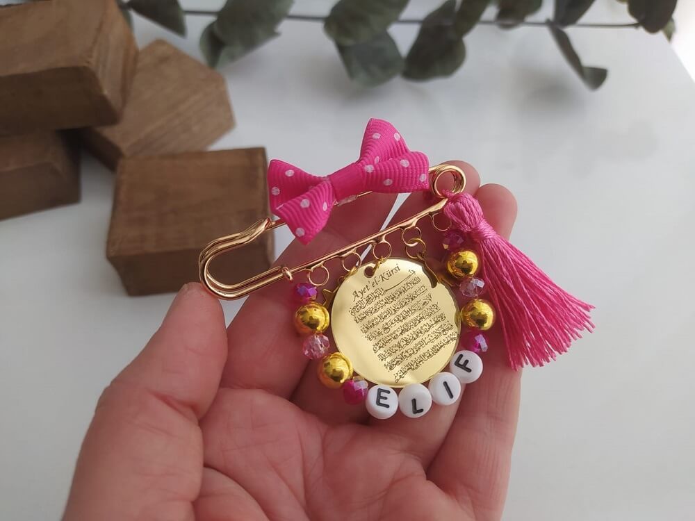 Ayetel Kürsi Yazılı İsimli Süslemeli Kız Bebek Nazarlık Yaka İğnesi Fusya