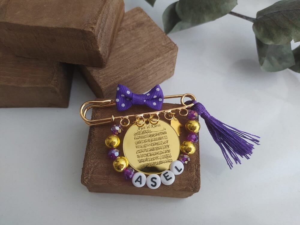 Ayetel Kürsi Yazılı İsimli Süslemeli Kız Bebek Nazarlık Yaka İğnesi Mor