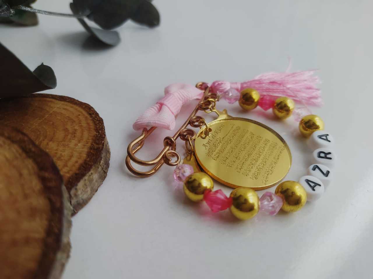 Ayetel Kürsi Yazılı İsimli Süslemeli Kız Bebek Nazarlık Yaka İğnesi Pembe