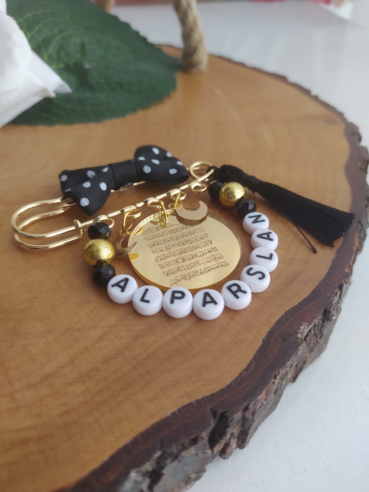 Ayetel Kürsi Yazılı İsimli Süslemeli Bebek Nazarlık Yaka İğnesi