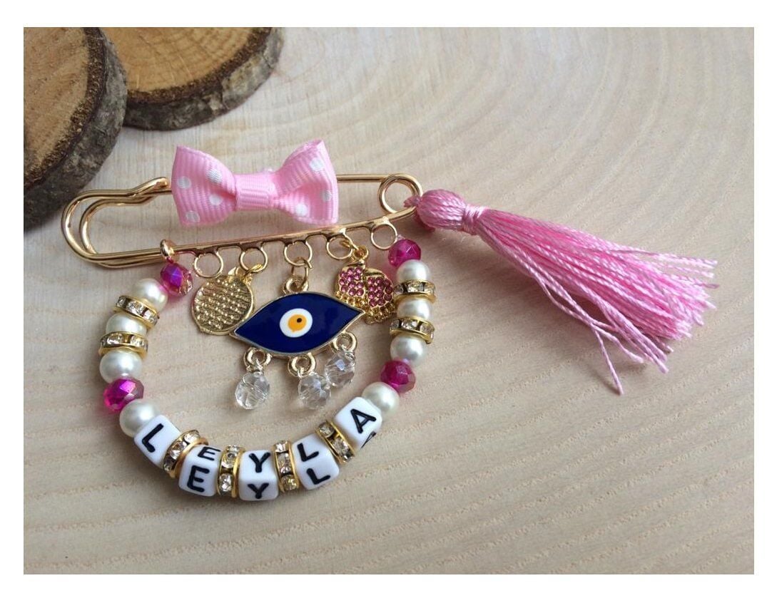 Dua Yazılı İsimli Nazar Boncuk ve Bebek Ayak Süslemeli Bebek Nazarlık Yaka İğnesi Pembe