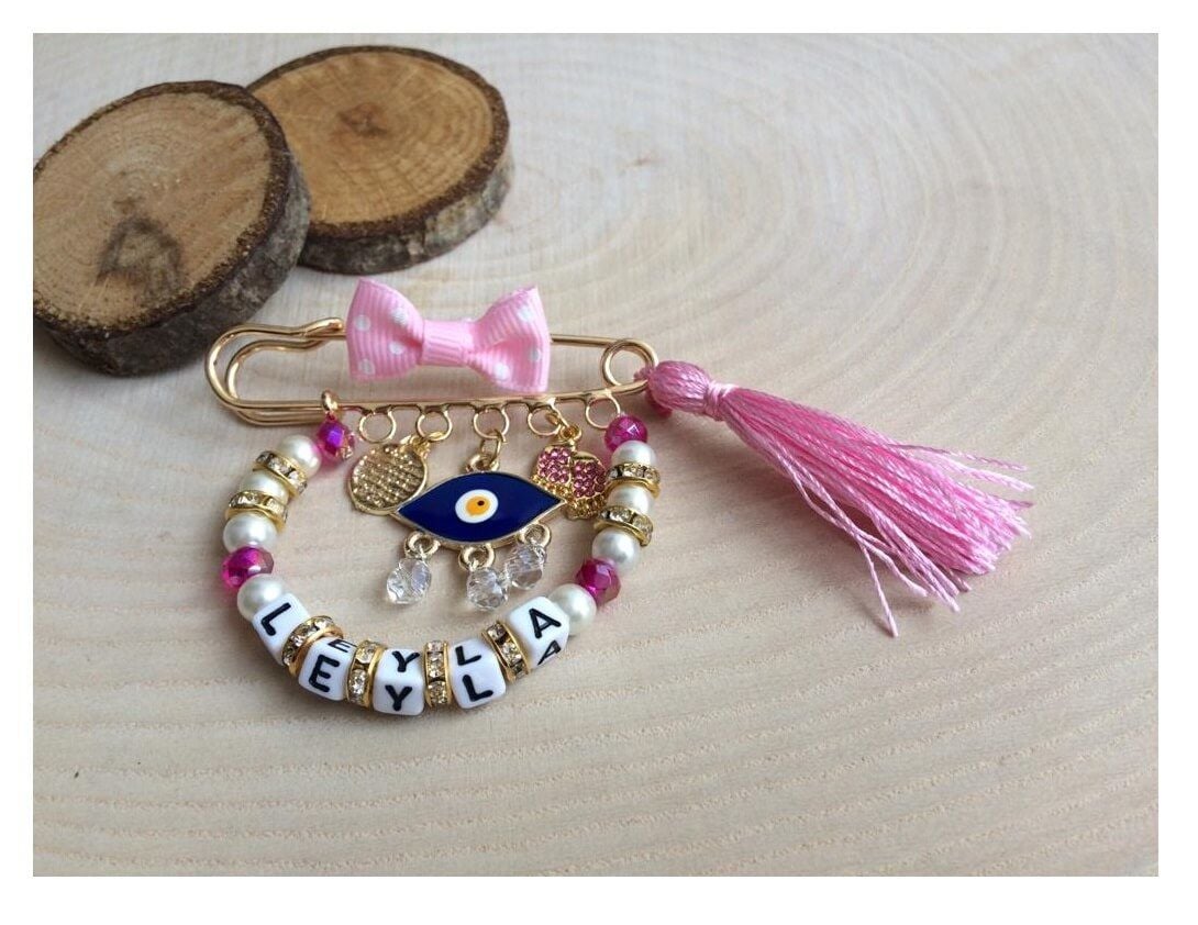 Dua Yazılı İsimli Nazar Boncuk ve Bebek Ayak Süslemeli Bebek Nazarlık Yaka İğnesi Pembe