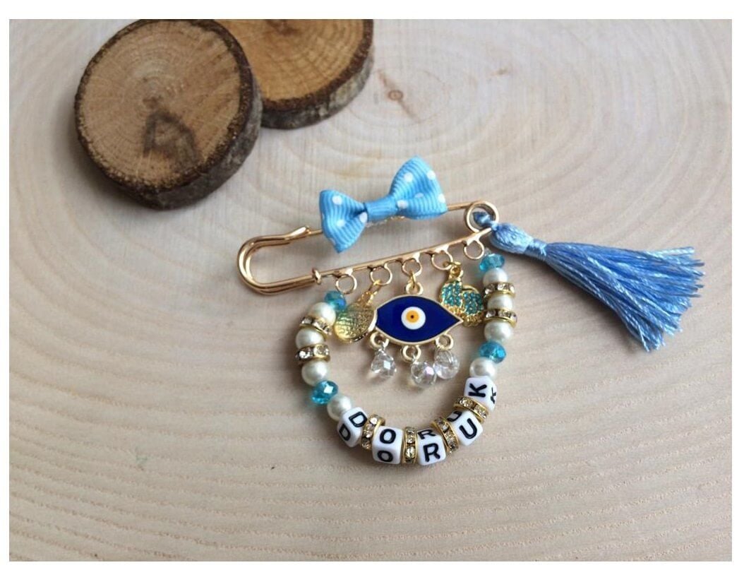 Dua Yazılı İsimli Nazar Boncuk ve Bebek Ayak Süslemeli Bebek Nazarlık Yaka İğnesi Mavi