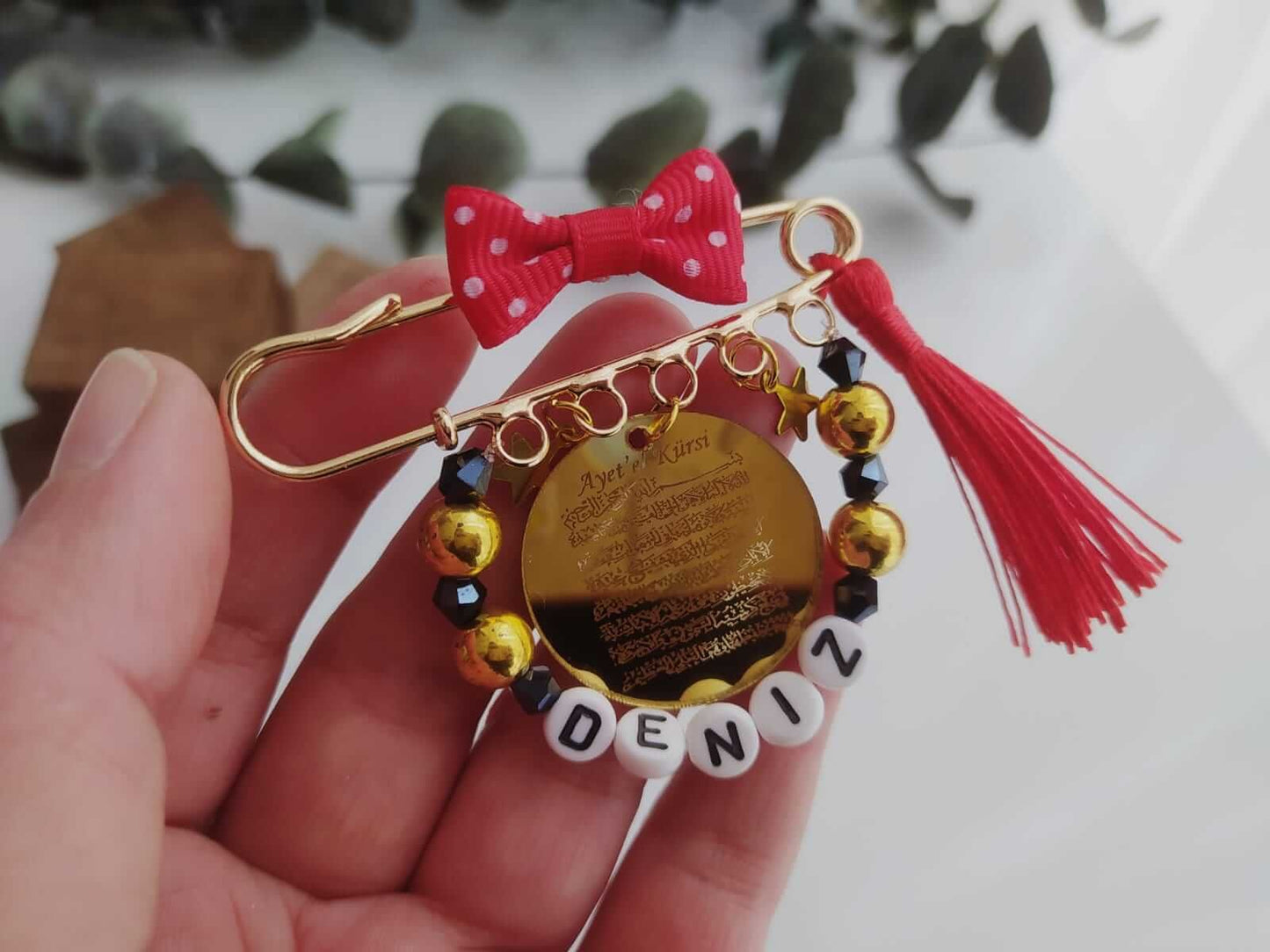 Ayetel Kürsi Yazılı İsimli Süslemeli Bebek Nazarlık Yaka İğnesi Kırmızı
