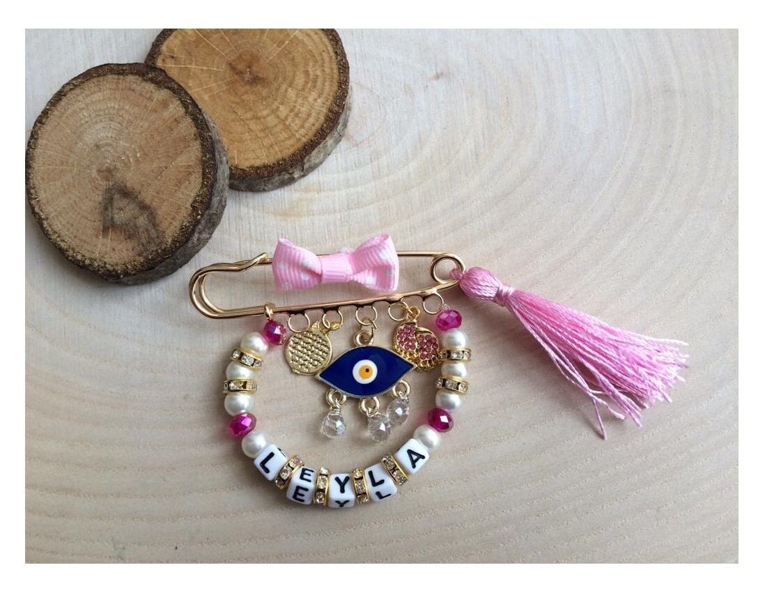 Dua Yazılı İsimli Nazar Boncuk ve Bebek Ayak Süslemeli Bebek Nazarlık Yaka İğnesi Pembe