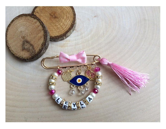 Dua Yazılı İsimli Nazar Boncuk ve Bebek Ayak Süslemeli Bebek Nazarlık Yaka İğnesi Pembe