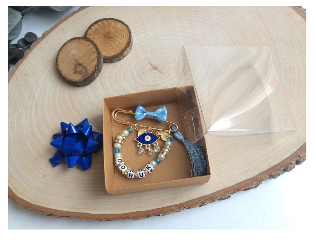 Dua Yazılı İsimli Nazar Boncuk ve Bebek Ayak Süslemeli Bebek Nazarlık Yaka İğnesi Mavi