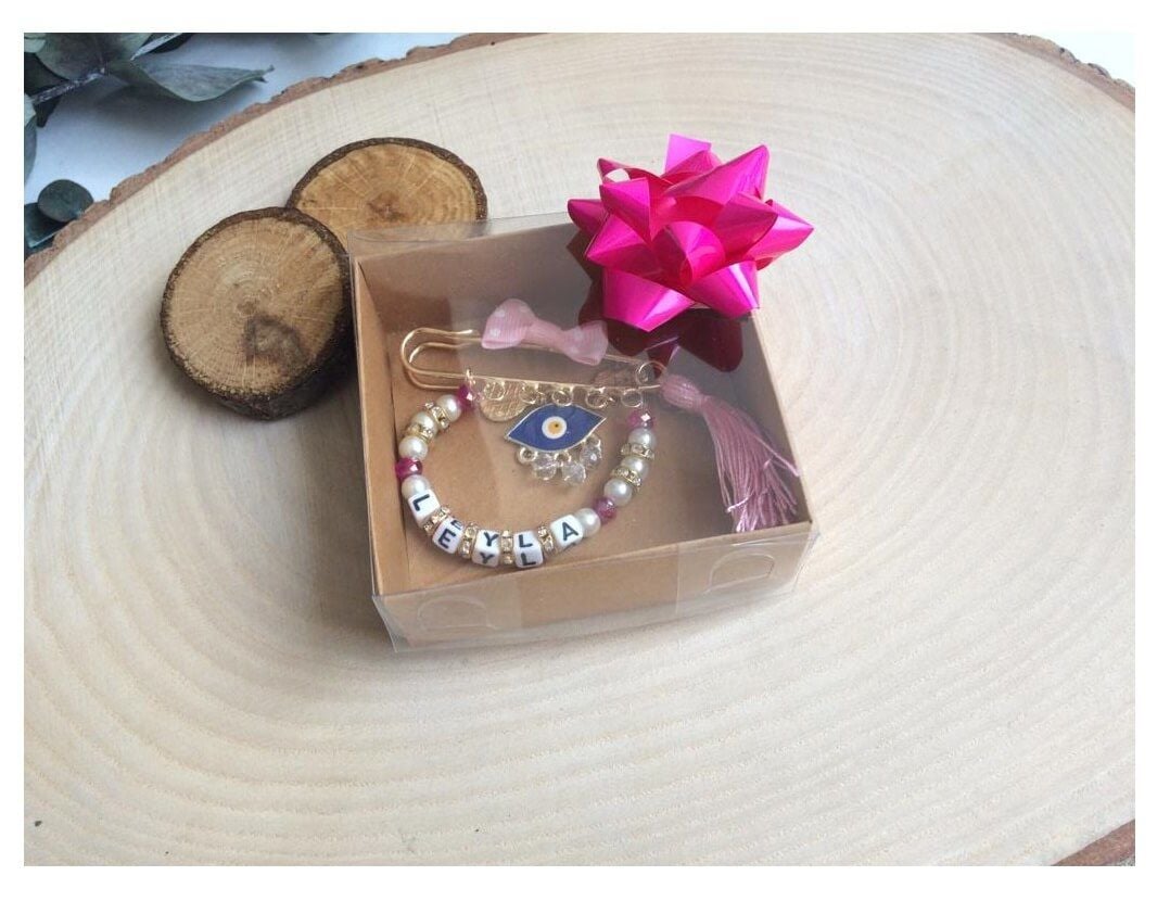 Dua Yazılı İsimli Nazar Boncuk ve Bebek Ayak Süslemeli Bebek Nazarlık Yaka İğnesi Pembe