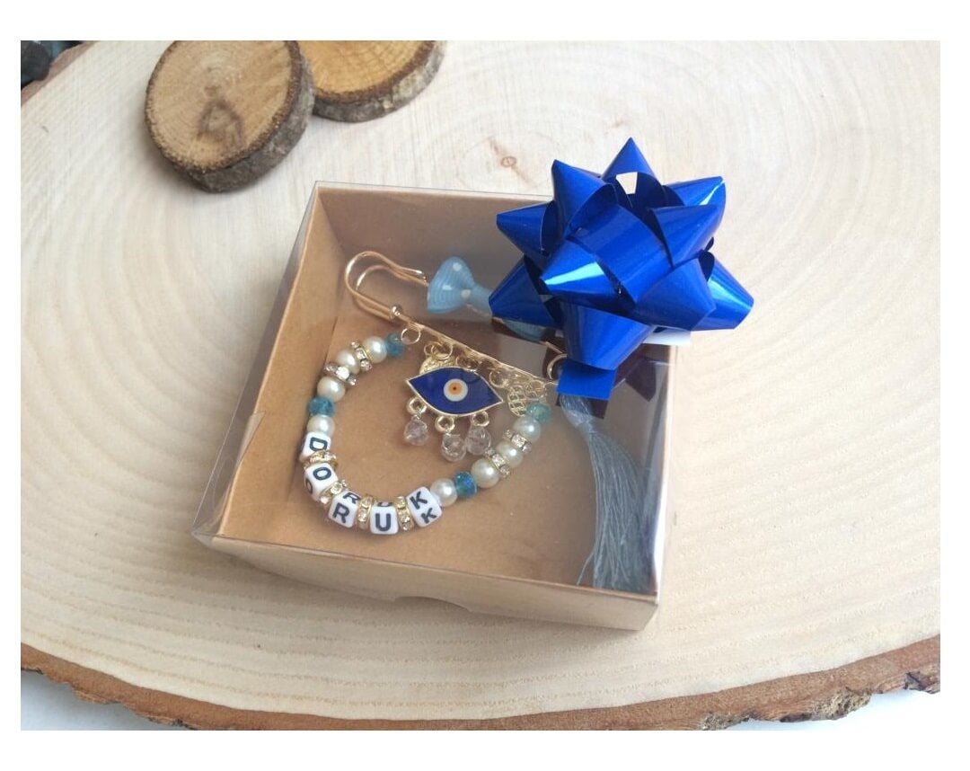 Dua Yazılı İsimli Nazar Boncuk ve Bebek Ayak Süslemeli Bebek Nazarlık Yaka İğnesi Mavi