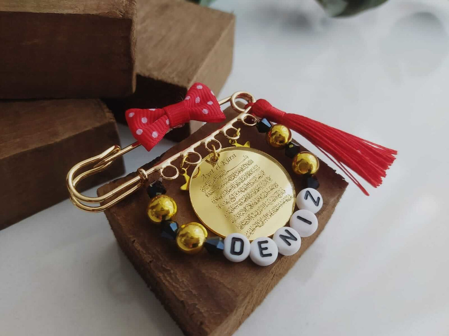 Ayetel Kürsi Yazılı İsimli Süslemeli Bebek Nazarlık Yaka İğnesi Kırmızı