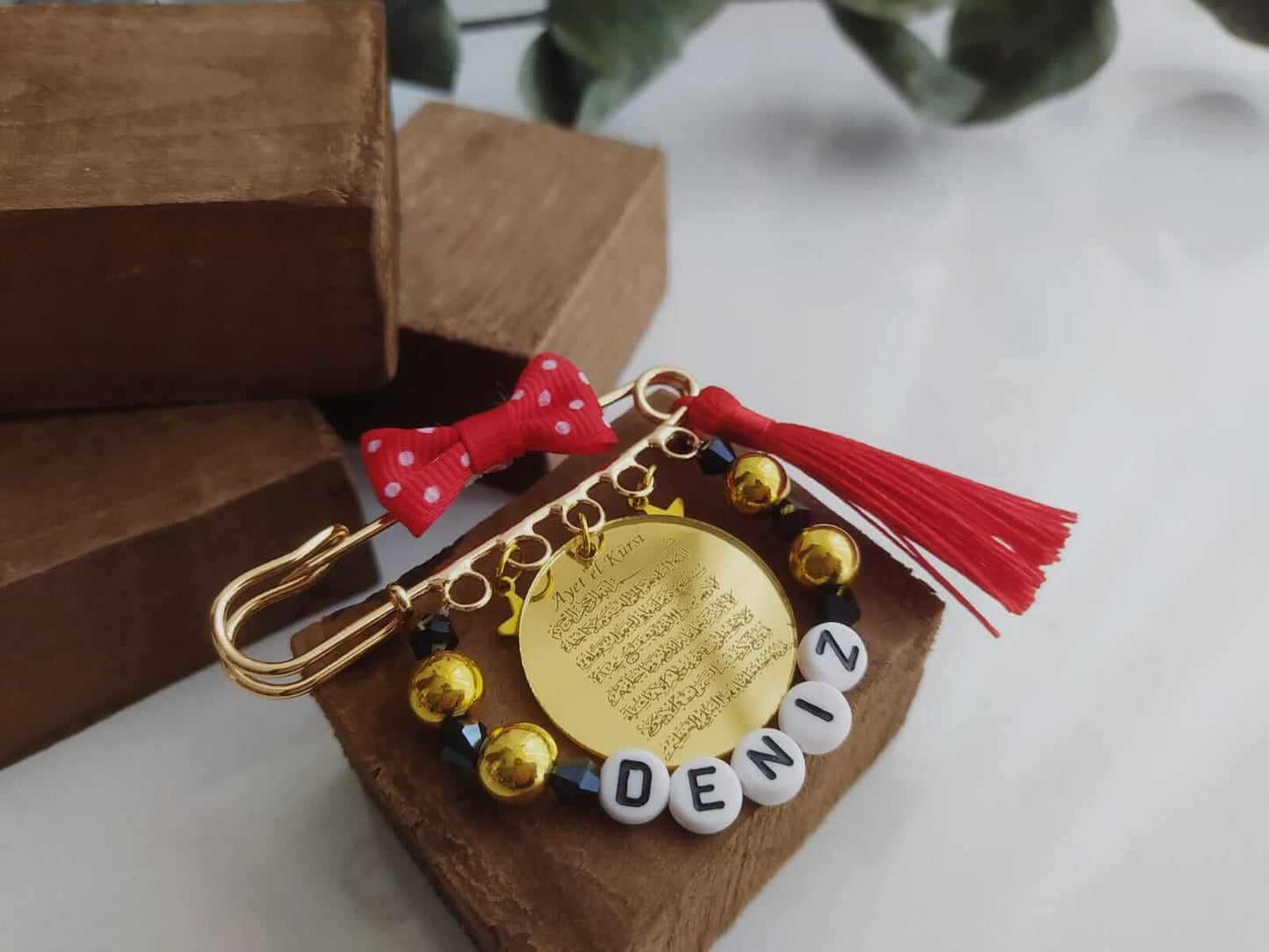 Ayetel Kürsi Yazılı İsimli Süslemeli Bebek Nazarlık Yaka İğnesi Kırmızı