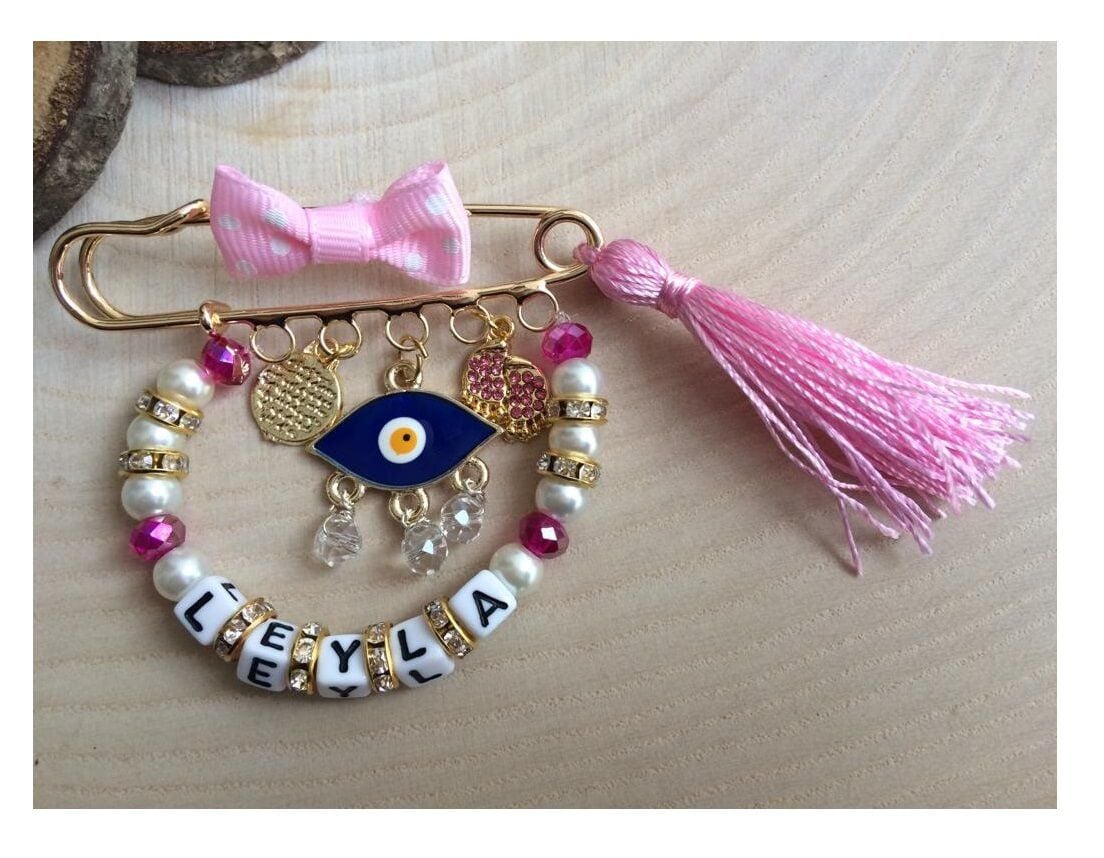 Dua Yazılı İsimli Nazar Boncuk ve Bebek Ayak Süslemeli Bebek Nazarlık Yaka İğnesi Pembe