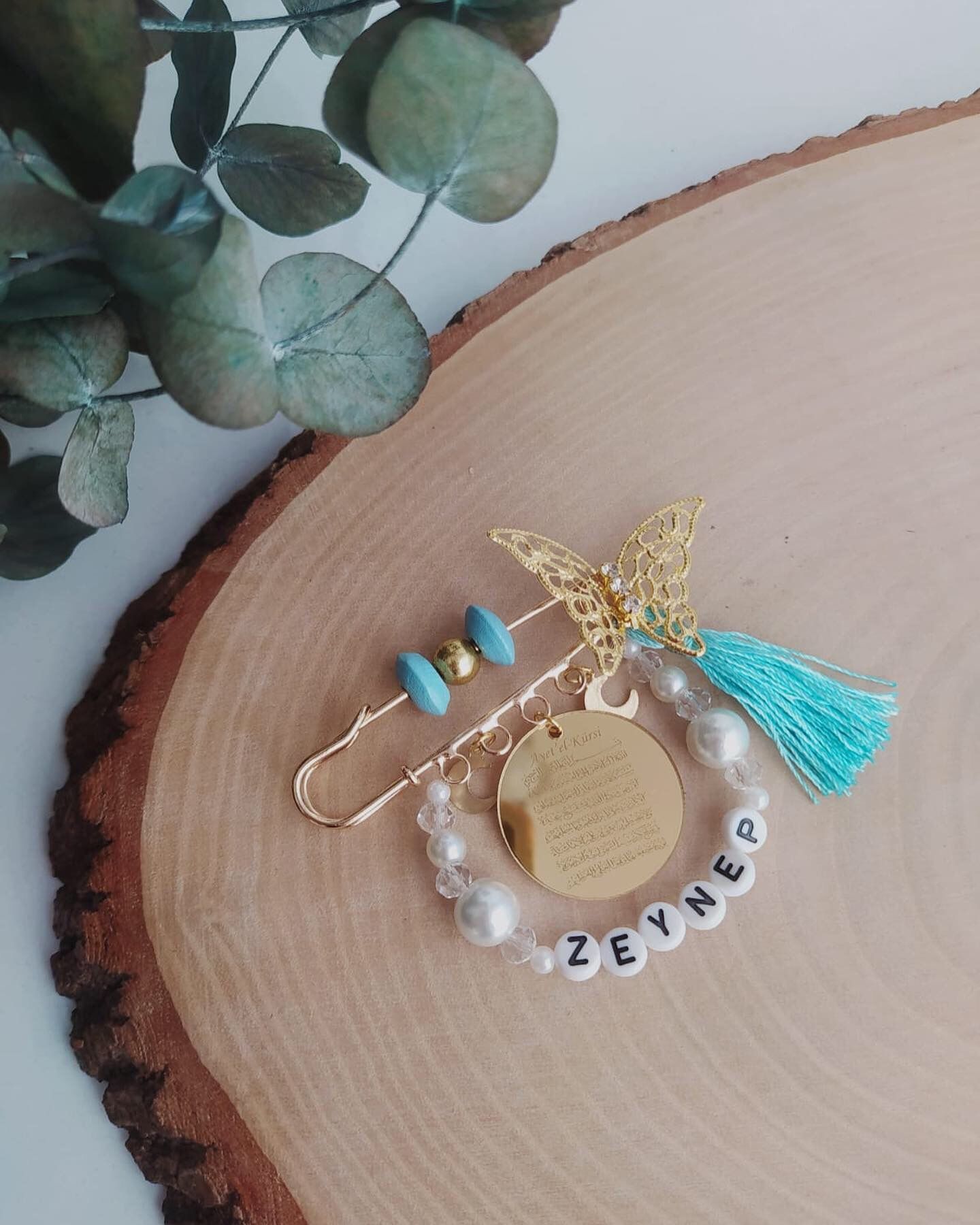 Ayetel Kürsi Dualı İsimli Süslemeli Bebek Nazarlık Yaka İğnesi Bebek Maşallah İğnesi Bebek Hediyelik